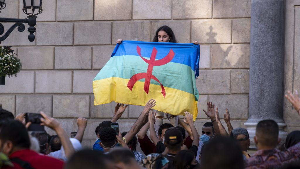 Unha muller cunha bandeira amazigth en Barcelona en 2020. (Foto: Europa Press / Contacto / Paco Freire)