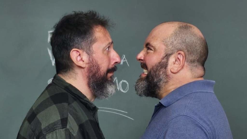 Denís López con Juan Gulías gravando "Escola de debate Miguel Tellado". (Foto: Nós Diario)